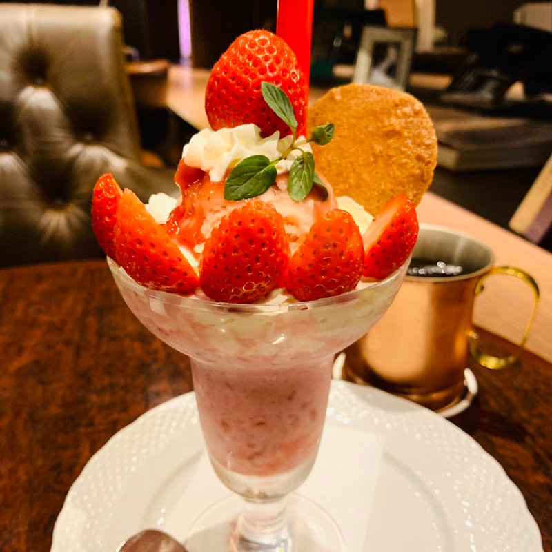 苺のスペシャルスムージーパフェ(星乃珈琲店 荻窪店)