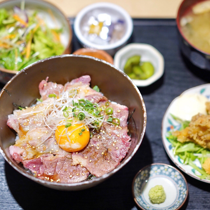 極上！馬肉バラ炙り丼(やだらめぇ 高田馬場店)