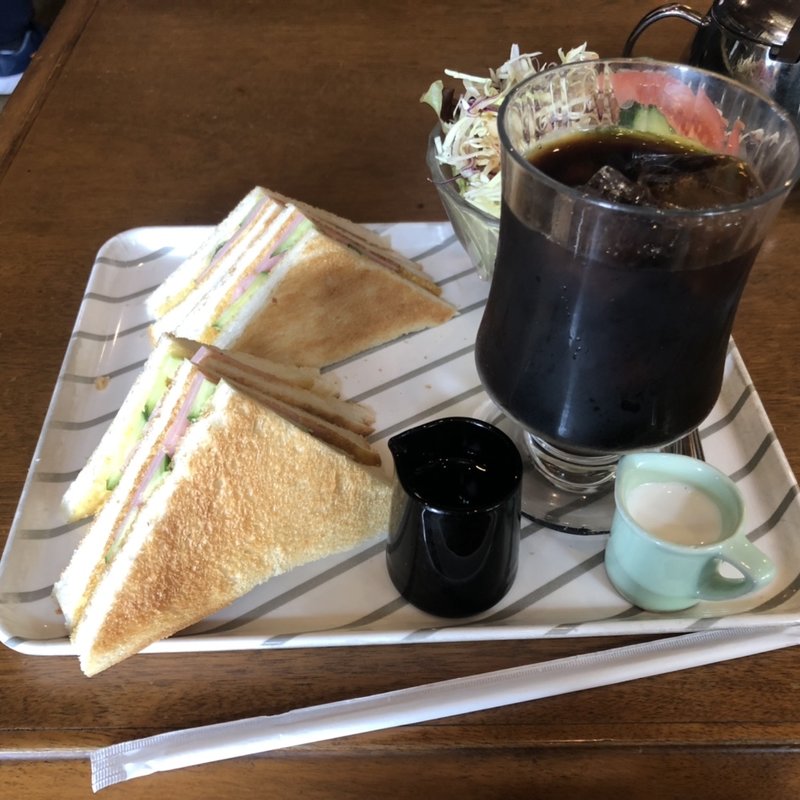 ハムトーストサンド　アイスコーヒー　サラダ(しっぽう)