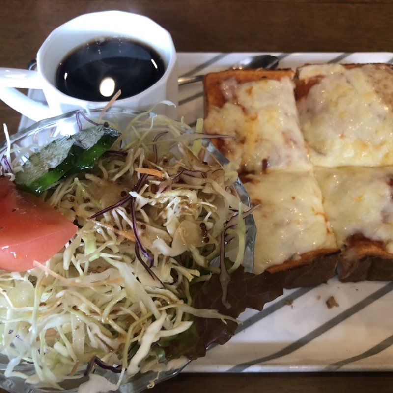 チーズトースト　ホットコーヒー　サラダ(しっぽう)