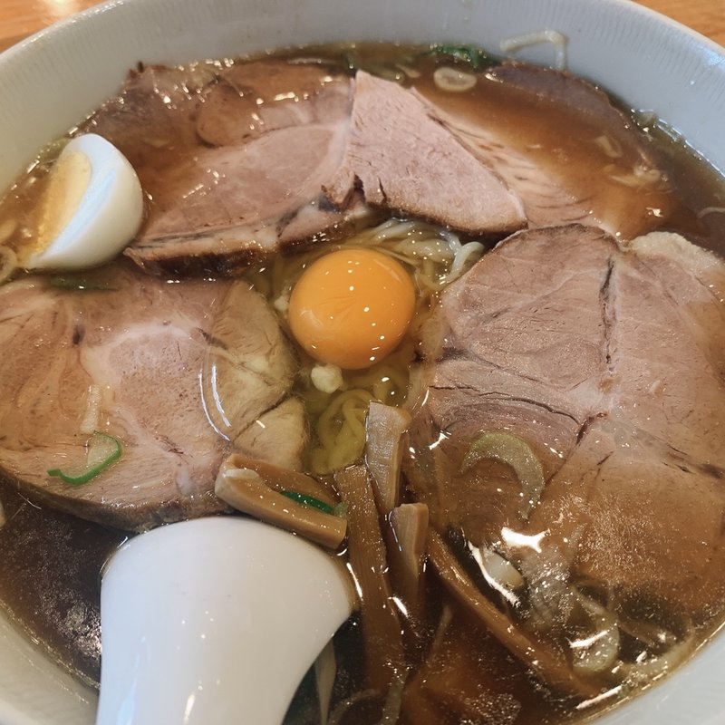 チャーシューメン、生卵トッピング(保谷 大勝軒)