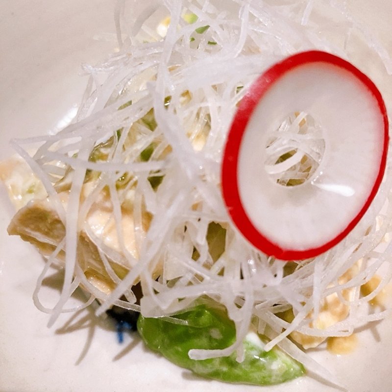 蒸し鶏とアボカドのわさび和え(炭火と魚菜 伝助)