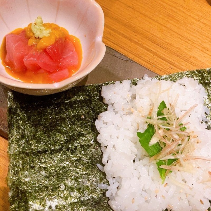 生ウニと中トロ手巻き(炭火と魚菜 伝助)