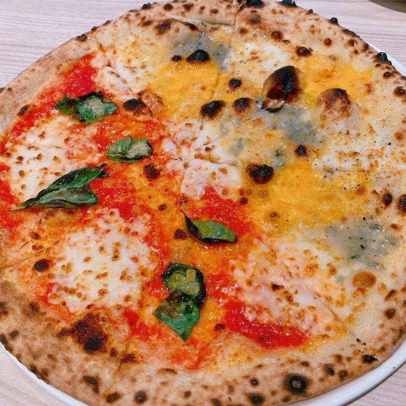 ハーフ＆ハーフ「マルゲリータ＆クアトロフォルマッジ」(俺のフレンチ 博多)