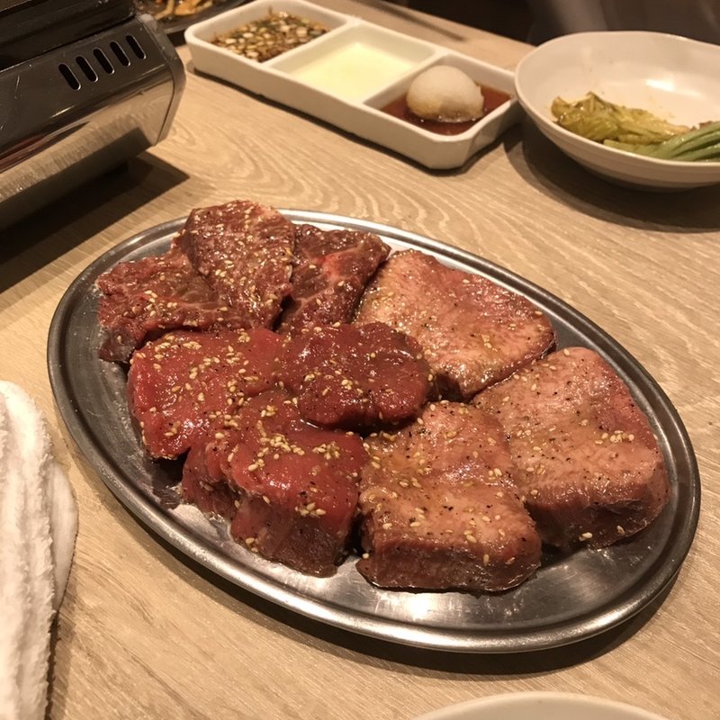 分厚い3点盛り(焼肉はやみ)