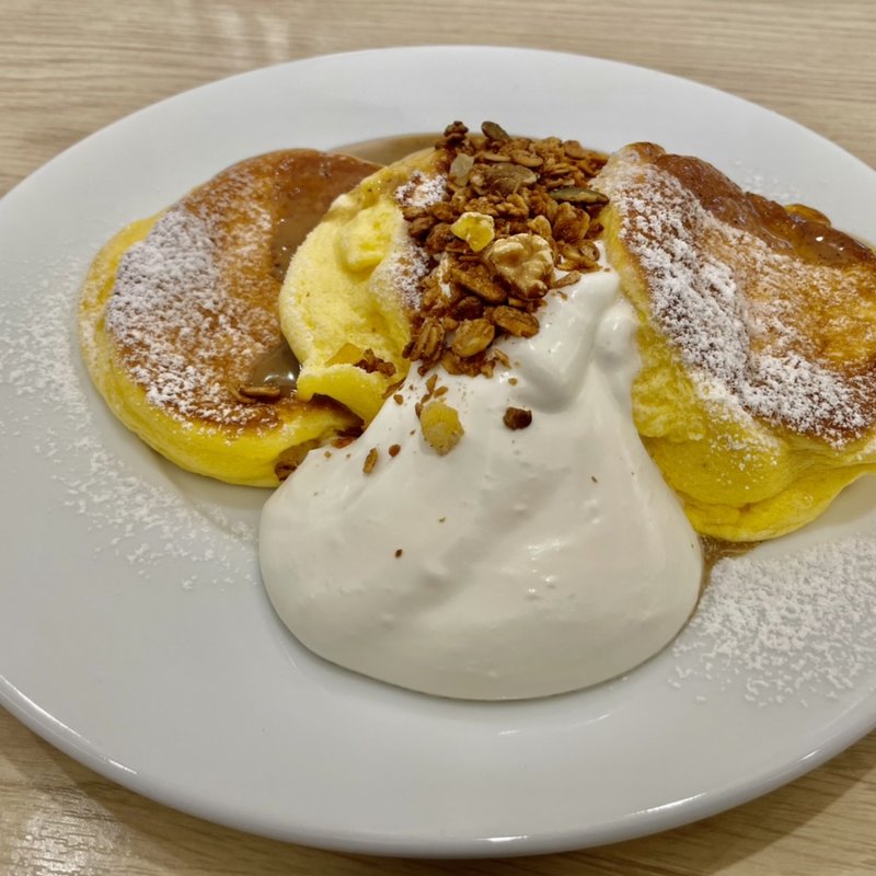 紅茶ミルクパンケーキ自家製グラノーラがけ(幸せのパンケーキ池袋店)