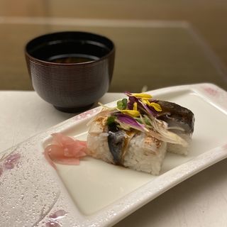 サバの押し寿司、味噌汁(津 みやび （つ みやび）)