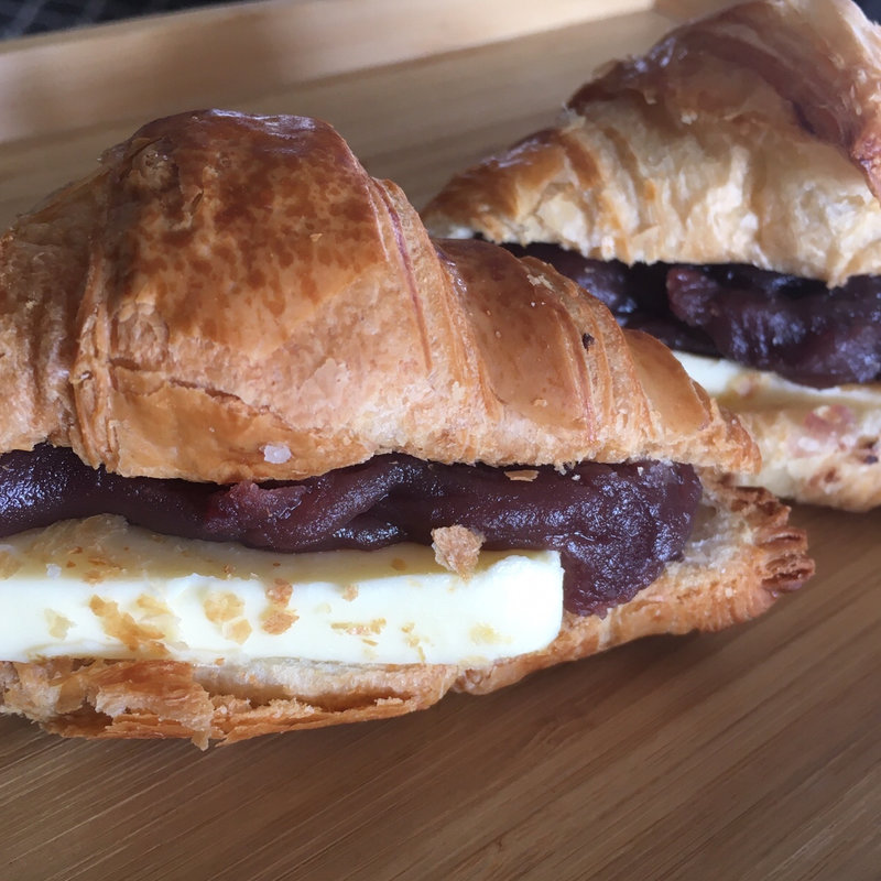 自家炊きあんことバターのクロワッサン(YATSUDOKI)