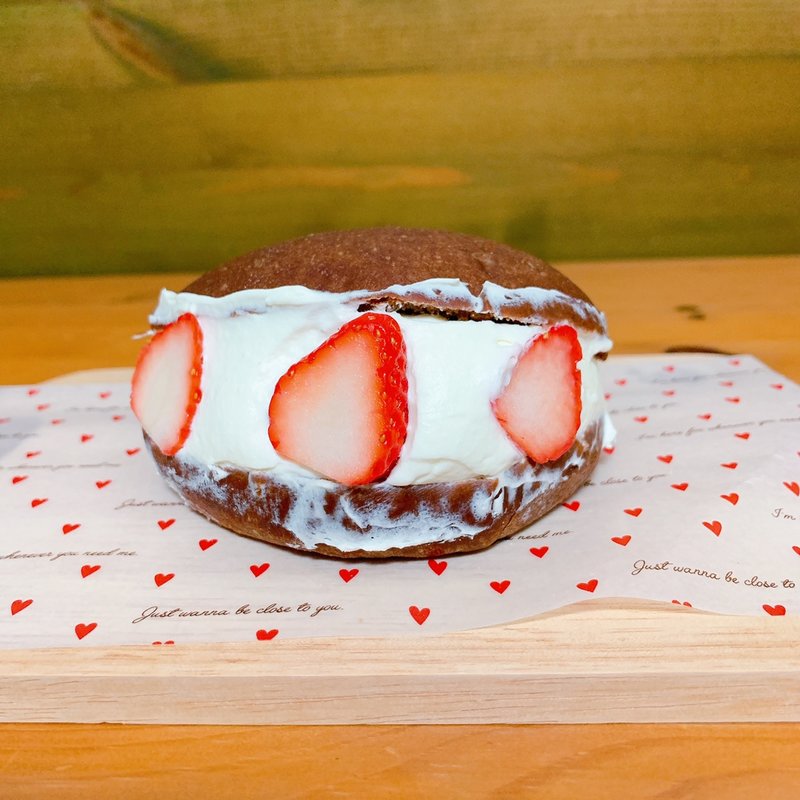 チョコレートといちごのマリトッツォ(Blanc de Blanc Bakery )