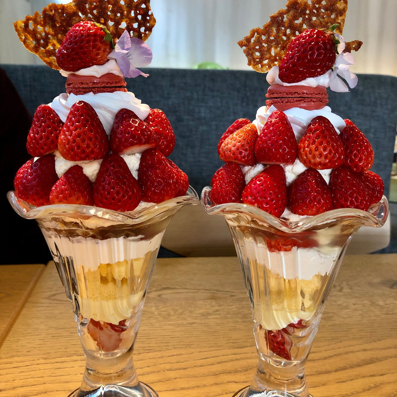 苺パフェ(LionCAFE)