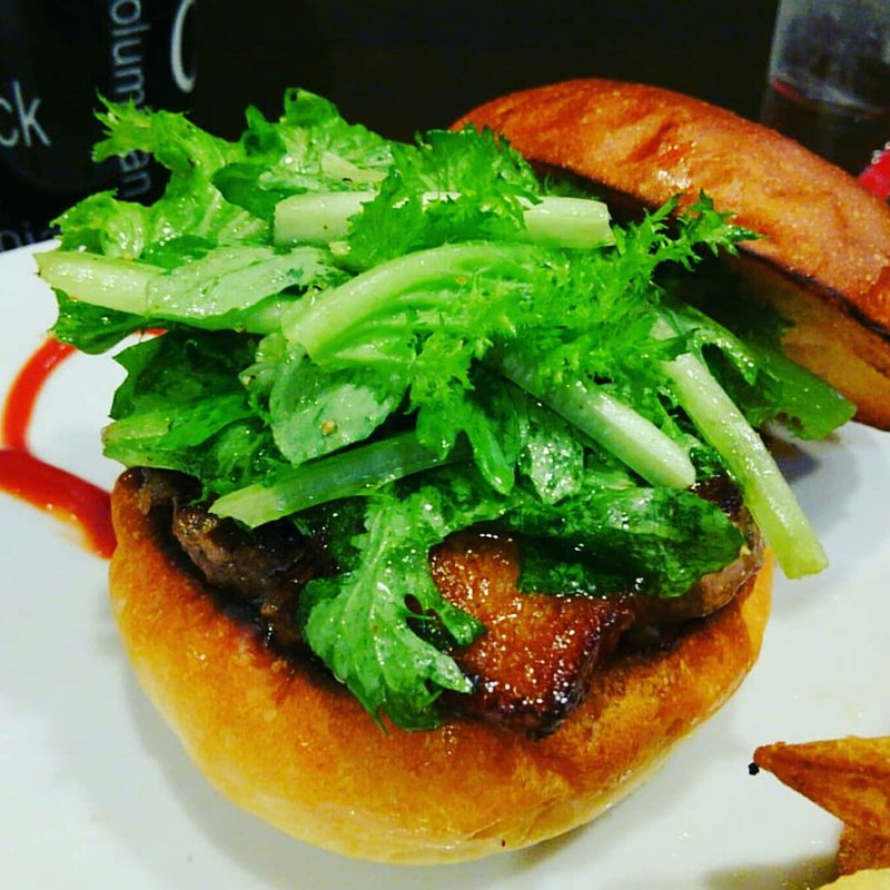 レモン風味のワサビ菜ベーコンバーガー(Kokopelli)