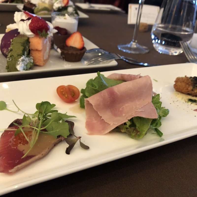 【ストロベリーデザートブッフェ】熟成牛を満喫！贅沢ランチコース＋乾杯酒 (XEX　WEST)