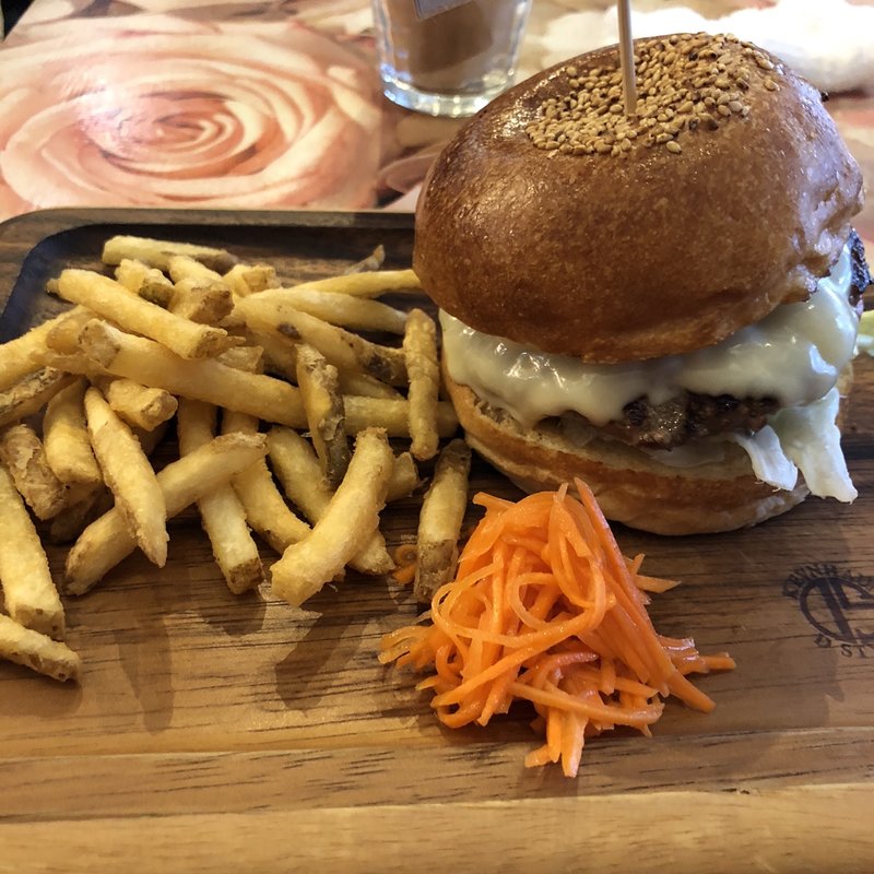 生ハムモッツァレラバーガー(友安製作所カフェ )