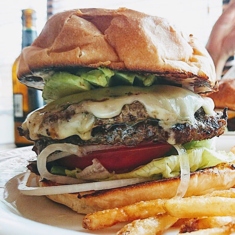 アボカドモッサレラチーズバーガー(L.A.GARAGE 池尻大橋)