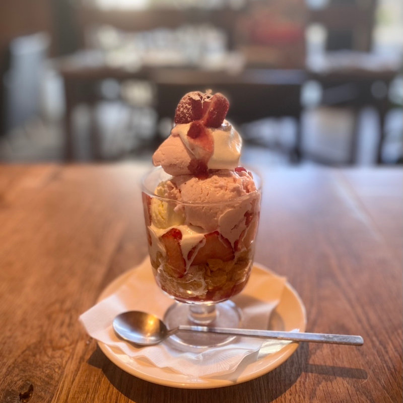 ストロベリーパフェ(デイリーズカフェ ヒガコ)