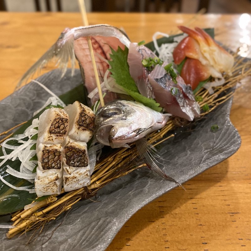 お刺身盛り合わせ三種盛り(鯛の炙り、アジ、ホッキ貝)(うみちよ)