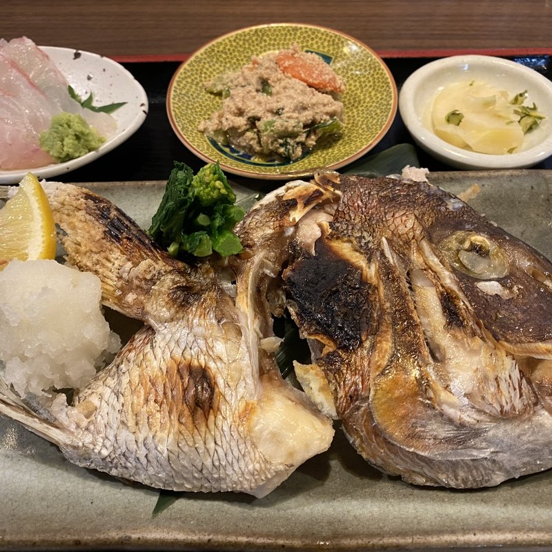 活乄真鯛刺身とカブト焼(鯨の胃袋)