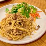 きのこと鶏の和風パスタ(バクロ食堂)