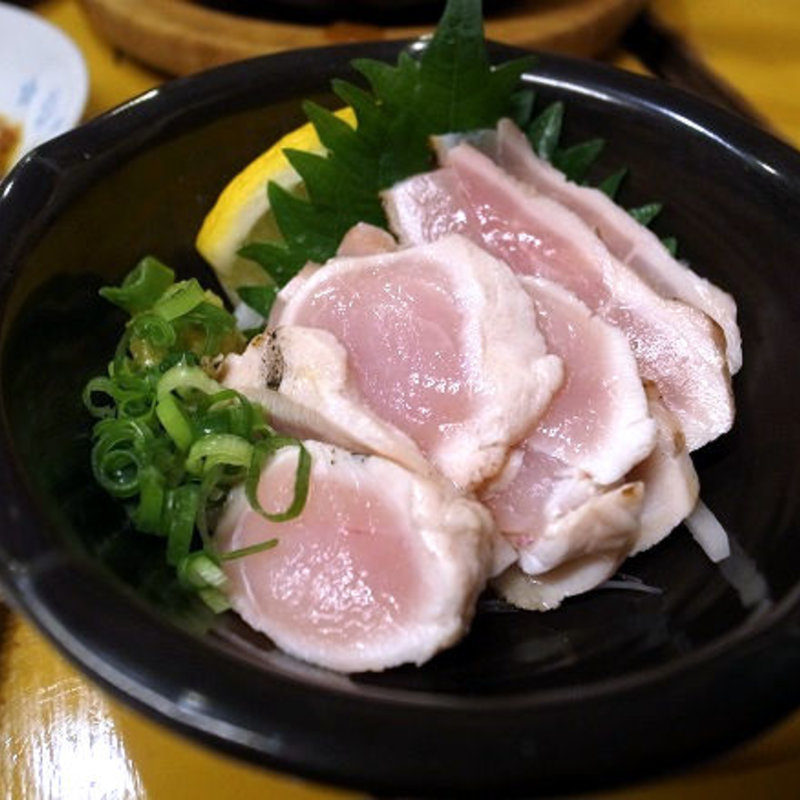 鶏モモのタタキ(やきとん まるば)