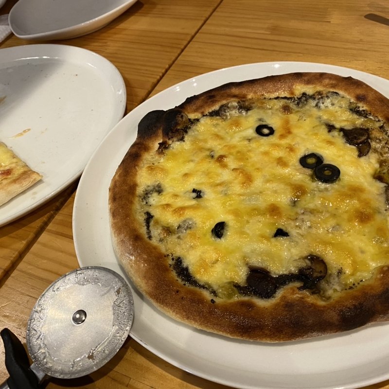 トリュフ風とマッシュルームのピッツァ(村のピザ屋 カンパーニャ)