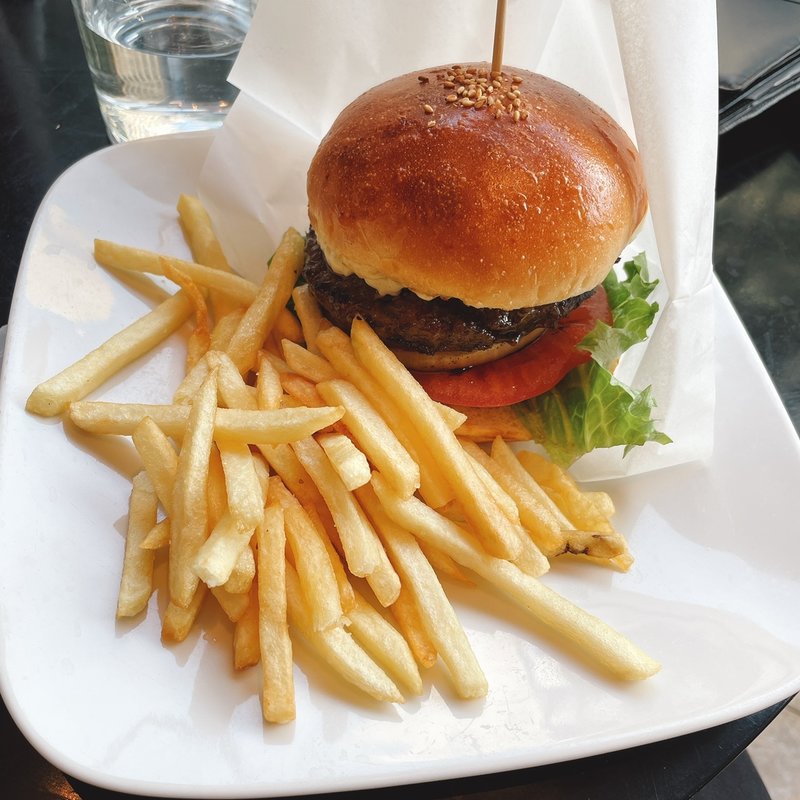 GMCプレミアムハンバーガープレートランチ(グッドモーニングカフェ神田錦町 （GOOD MORNING CAFE）)