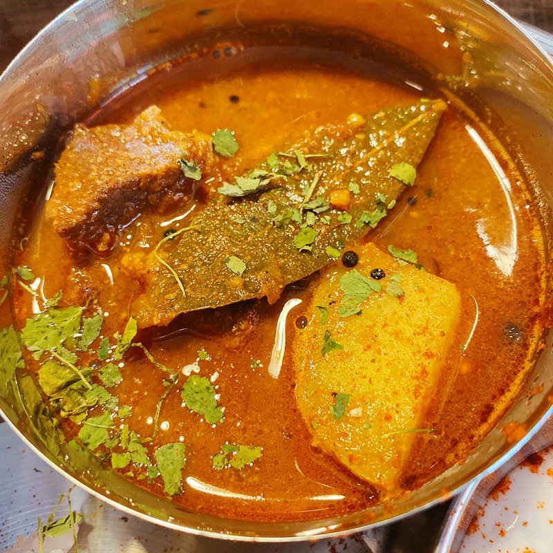 水牛とポテトの焙煎ティンムルカレー(大衆スパイス酒場 ニューヤスダヤ)