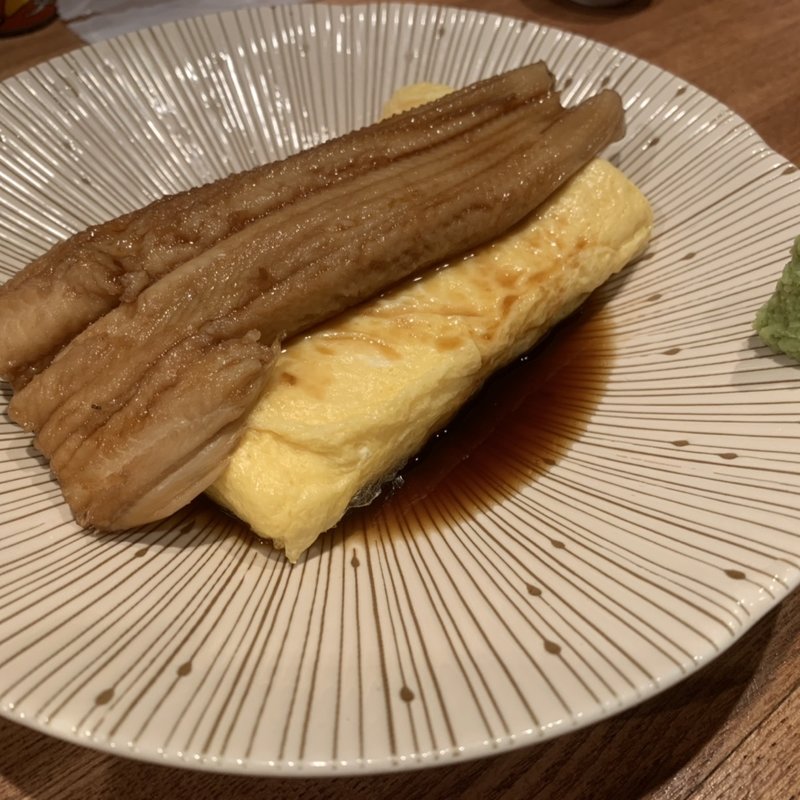 出汁巻きたまご穴子のせ(大衆酒場カラカゼ)