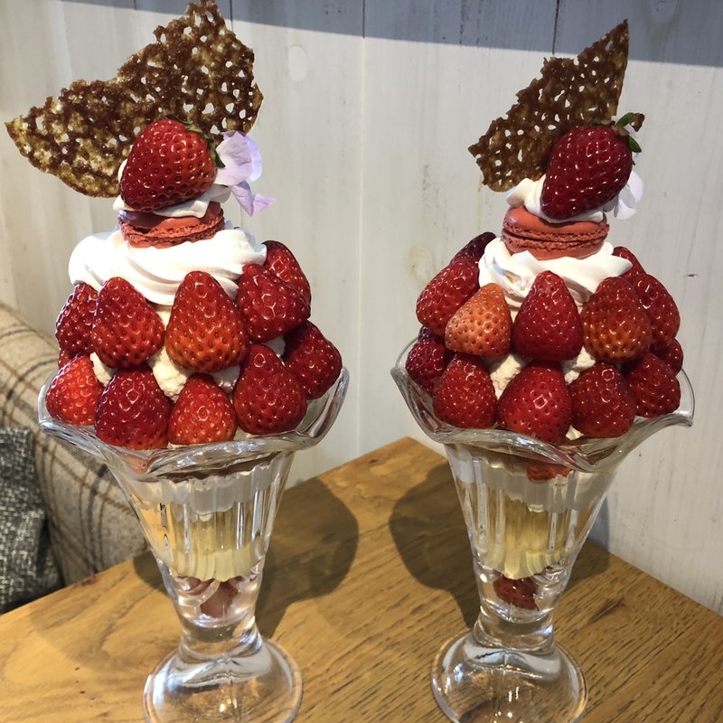 苺よくばりパフェ(LionCAFE)