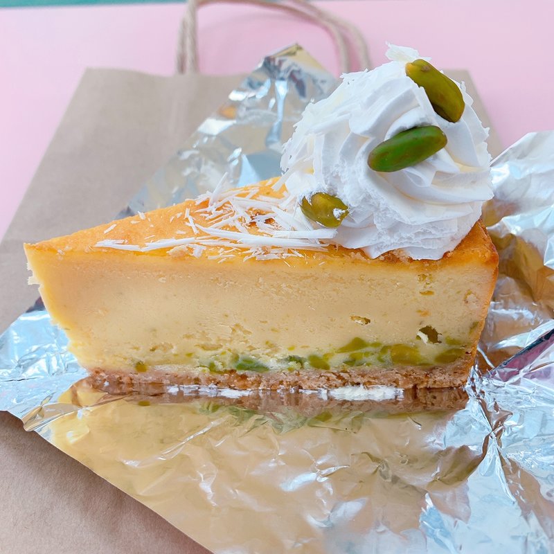 ピスタチオチーズケーキ(木製ロケット)