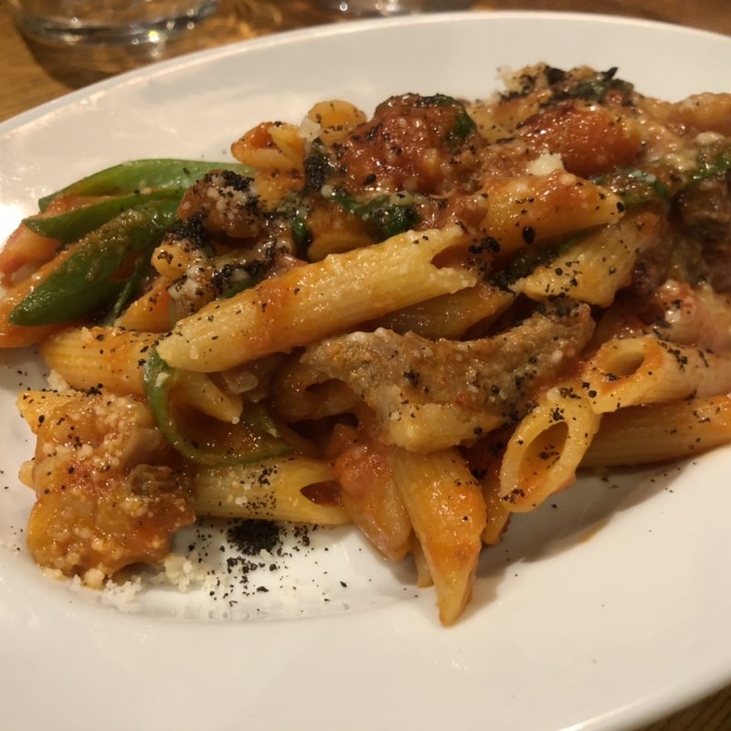 牛すじと九条ネギの黒七味ペンネ(イルザッカヤ)