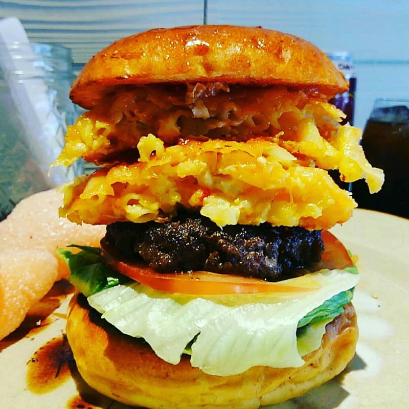 春巻きマカロニチーズバーガー(だるま珈琲)