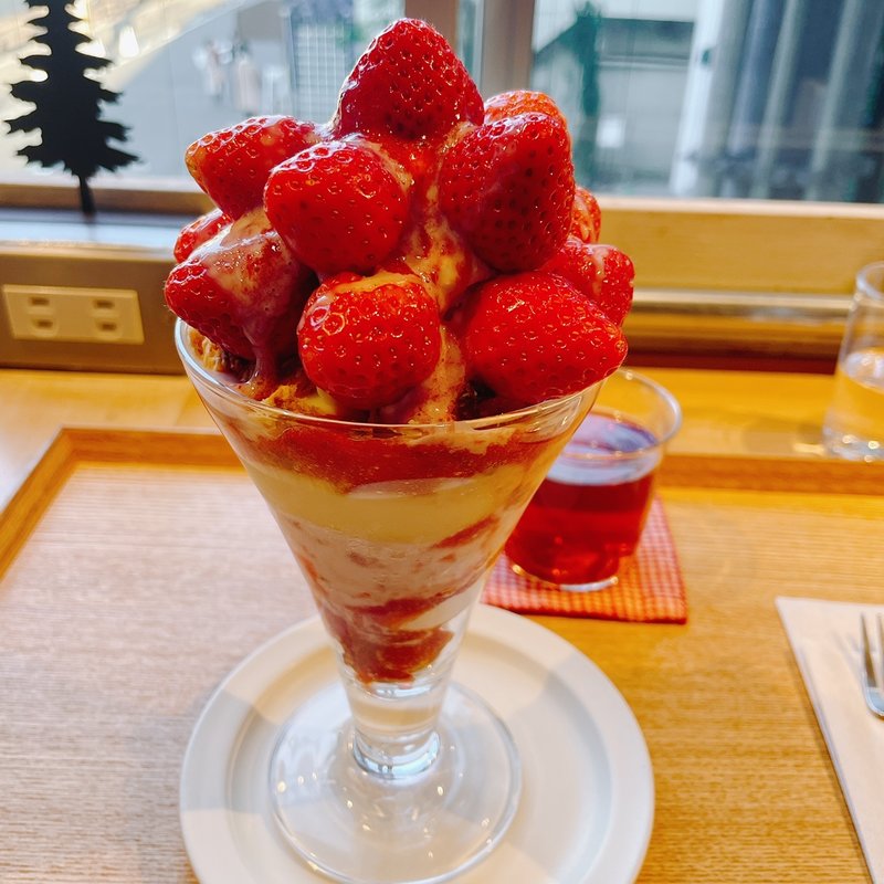 苺のパフェ(ソビノワ)