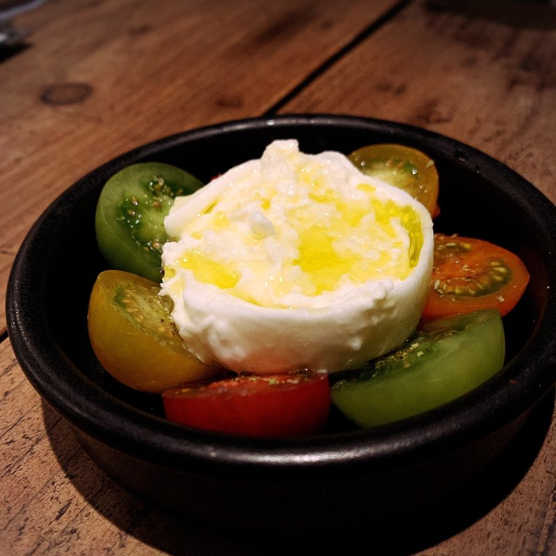 ブッラータチーズとトマトのカプレーゼ half(RODEO & CAFE)