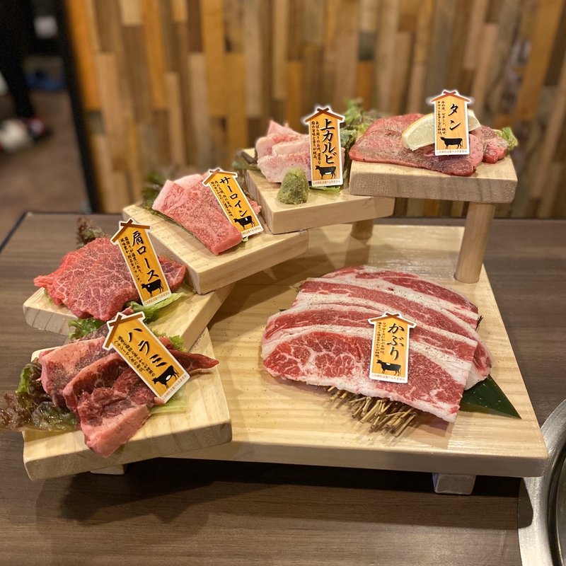 じょうじの階段6種盛り(タン、上カルビ、サーロイン、肩ロース、ハラミ、かぶり) (焼肉ホルモン じょうじ)