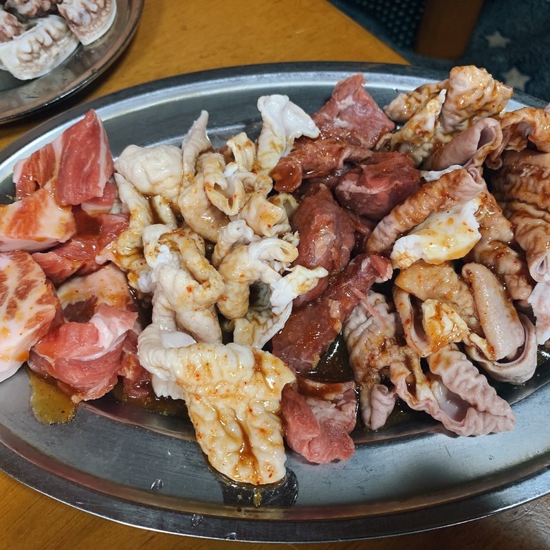 ホルモン、中トロ、ハラミ、肩ロース(三番ホルモン )