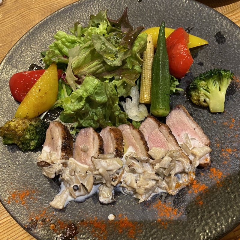 鴨胸肉の低温ロースト　キノコのデュクセルクリームソース(イタリアン pizzeria asse 谷町店)