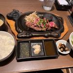 牛ステーキ鉄板(肉寿司＆鉄板焼肉 ニクヤキ べンジャミン 博多店)