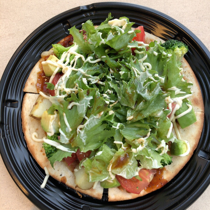 照り焼きチキンとたっぷり野菜のサラダピザ(シェフズブイ 横浜ランドマークタワー店)