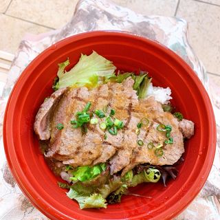 牛ロースステーキ丼(シャンデリア テーブル （Chandelier Table）)