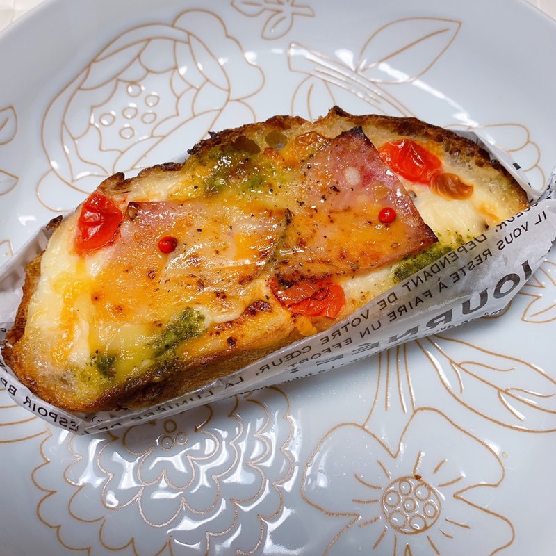 ボロニアソーセージとクアトロチーズのタルティーヌ(Blanc de Blanc Bakery )