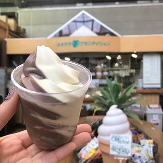 ソフトクリーム ミックス（バニラ・チョコ）(ヨネヤマプランテイション ザ・ガーデン本店)