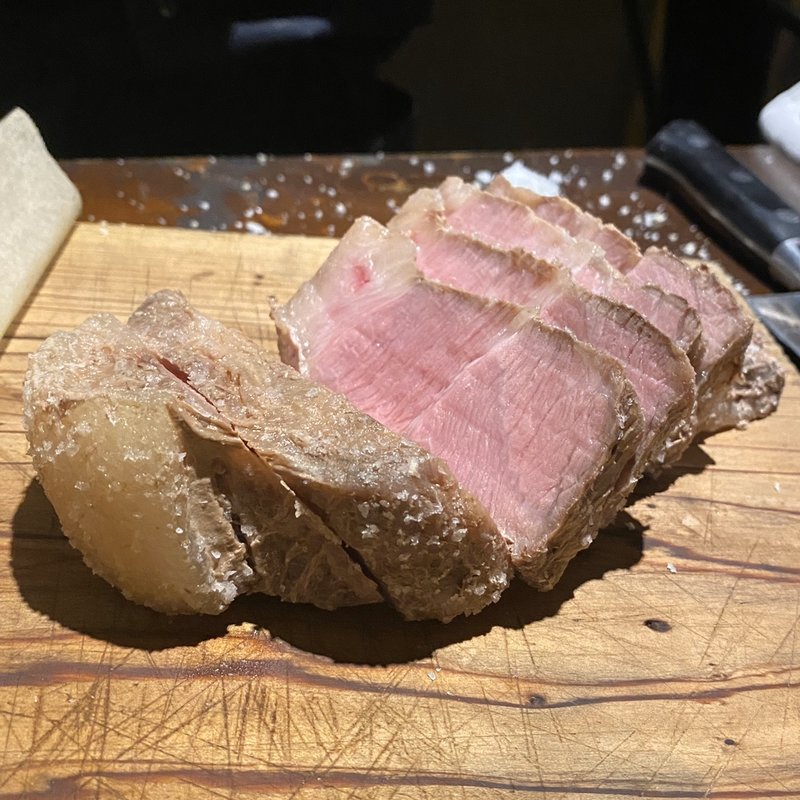 ローズマリーとタイムでマリネした豚肩ロースの塩釜ロースト(T by TAKERU Co.)