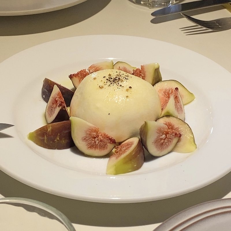 ブッラータチーズと季節果実(T by TAKERU Co.)