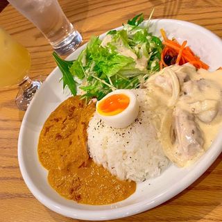 フリカッセとバターチキンカレーの2種盛り(バクロ食堂)