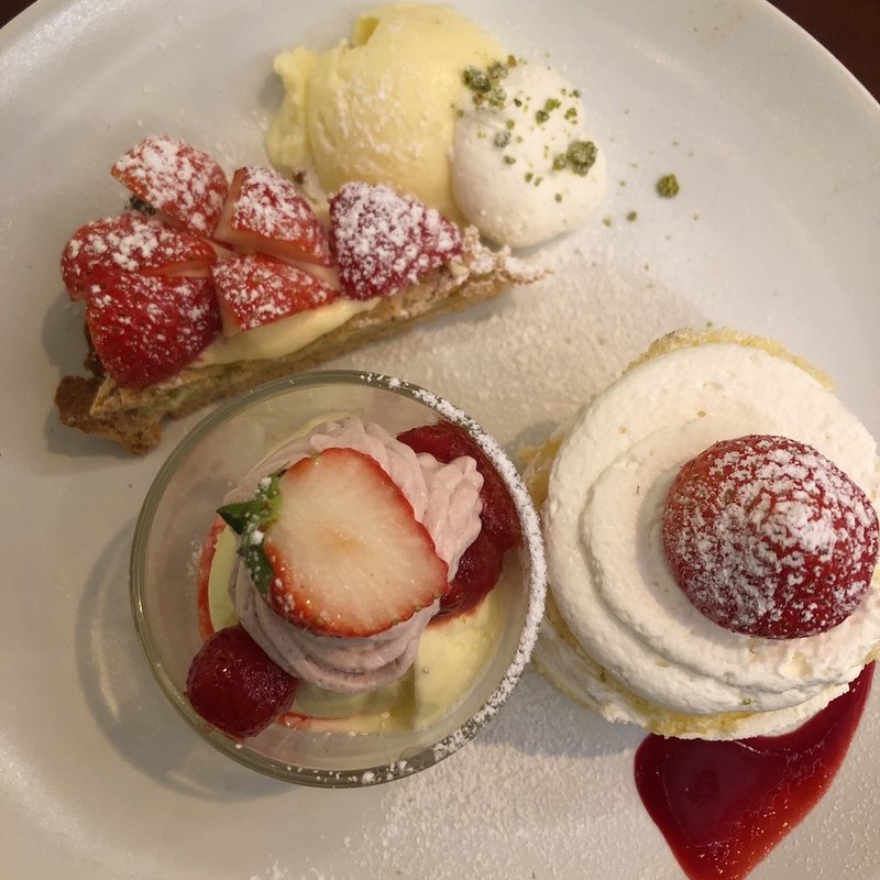 (カフェ＆ブックス ビブリオテーク 大阪・梅田 （café & books bibliotheque）)