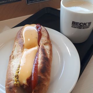 スパイシーホットドック+カフェラテ(ベックスコーヒーショップ 舞浜店 （BECK'S COFFEE SHOP）)