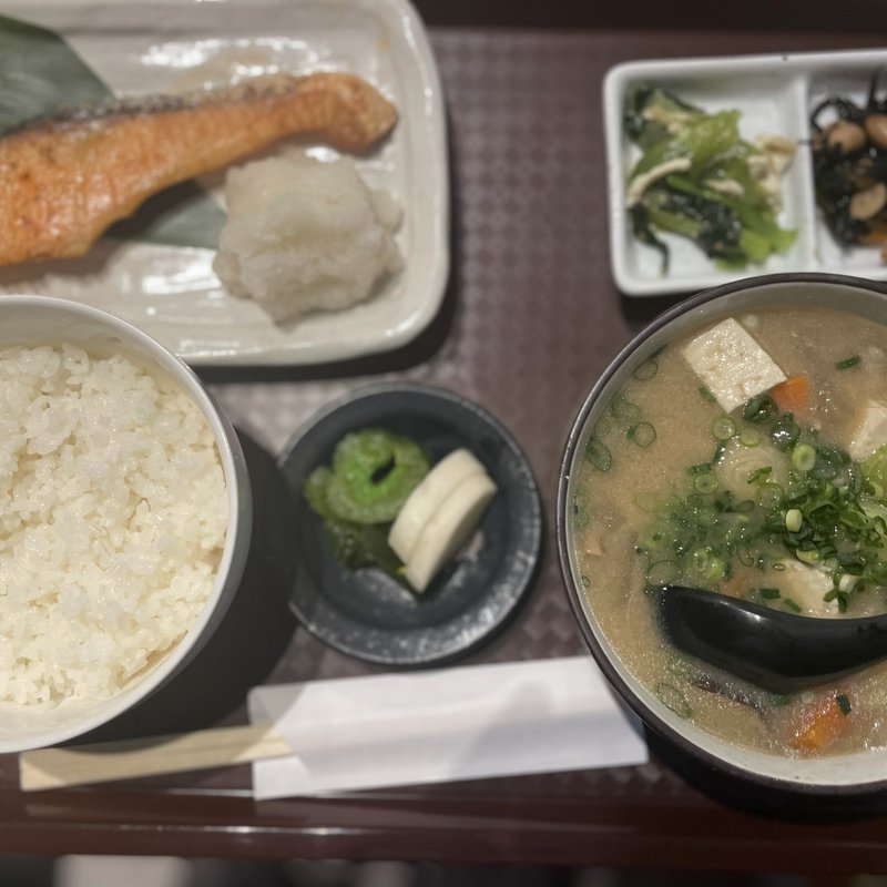 銀しゃけ定食(酒と飯　たまる食堂)