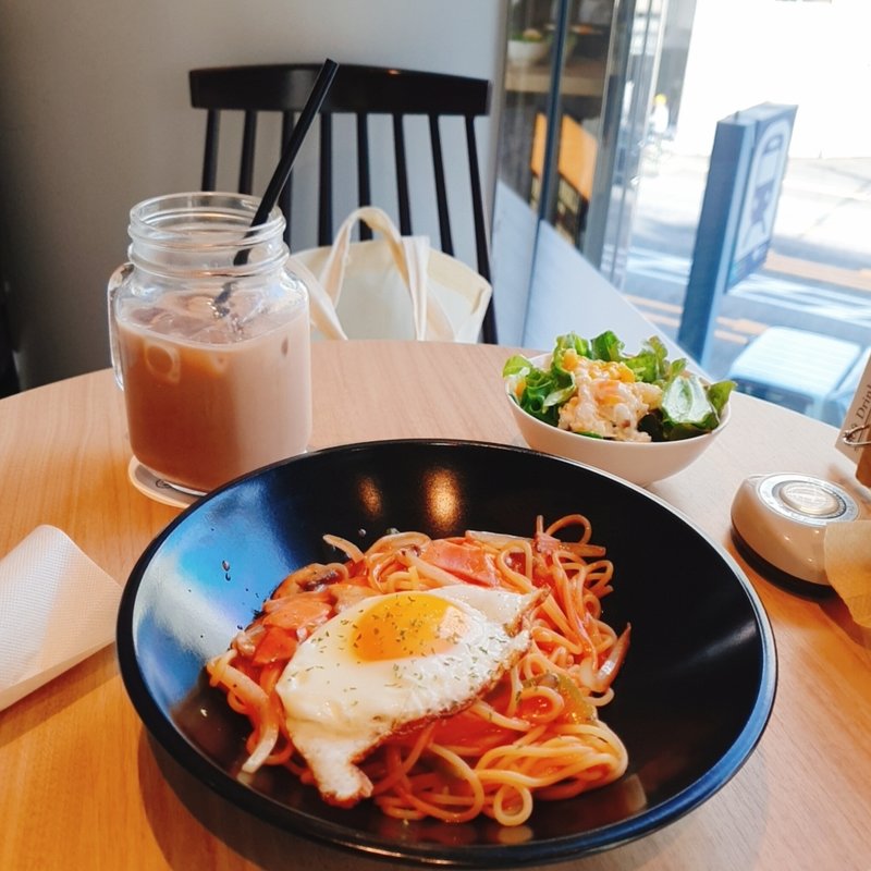 目玉焼きのせナポリタンとアイスモカ(Caffice)