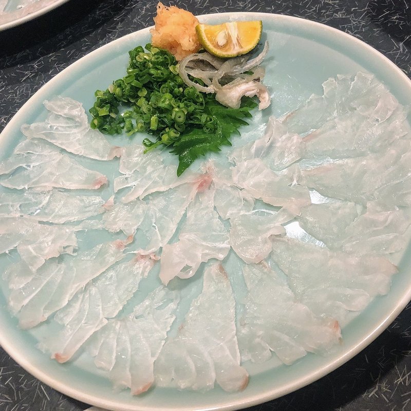 天然クエ薄造り(活とらふぐ料理専門店 ふぐ屋とら乃介)