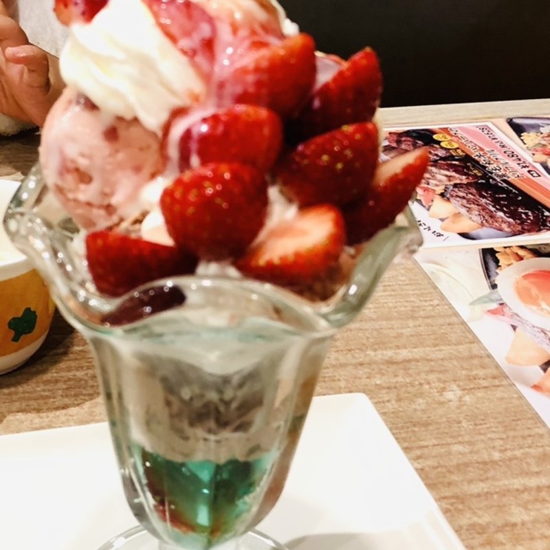 よくばりストロベリーパフェ(ビッグボーイ 富士宮店 )